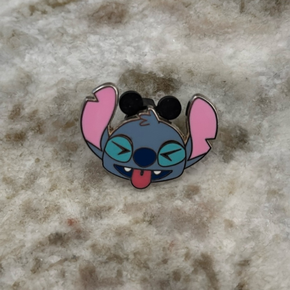 Disney Emoji Blitz Stitch pin